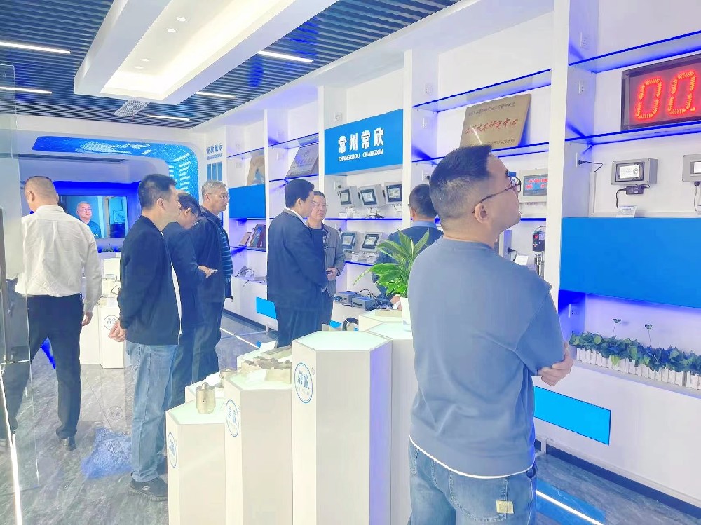 熱烈祝賀中國(guó)重型機(jī)械工業(yè)協(xié)會(huì)橋式起重機(jī)專業(yè)委員會(huì)九屆八次理 事會(huì)暨十屆一次會(huì)員大會(huì)在江蘇省常州市召開(kāi)順利召開(kāi)并圓滿結(jié)束！